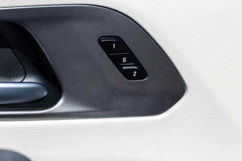 Used 2024 Chrysler Pacifica Touring-L FWD image 5
