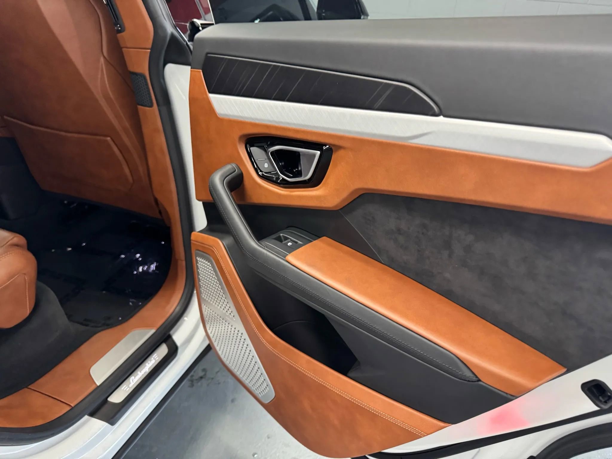 Used 2021 Lamborghini Urus image 32