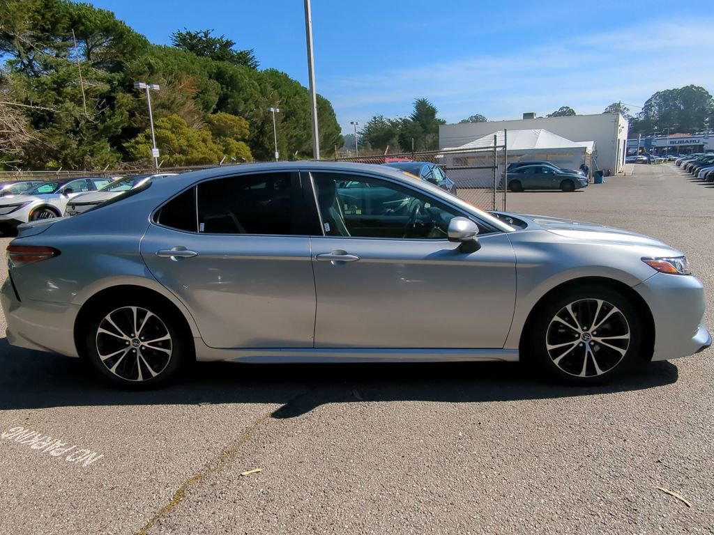 Used 2018 Toyota Camry SE w/ Moonroof Package FWD image 4