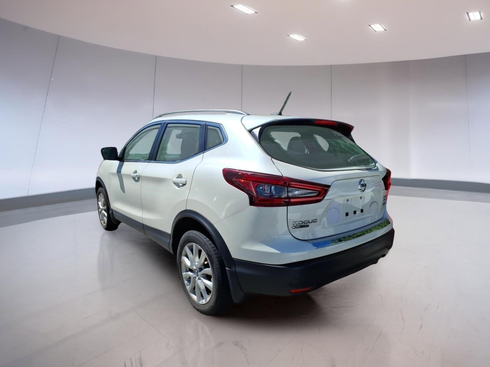 Used 2022 Nissan Rogue Sport SV w/ Technology Package AWD/4WD image 3