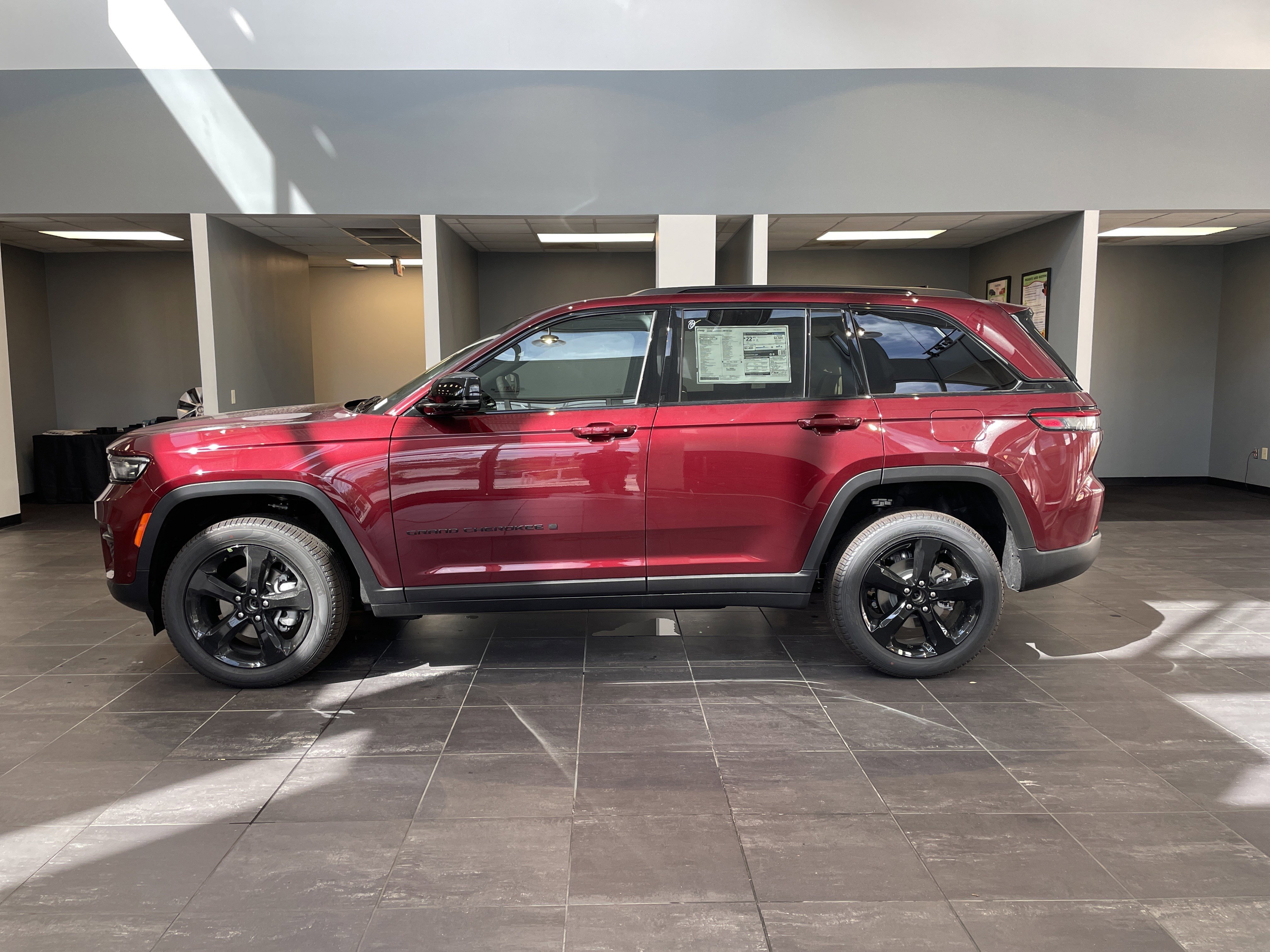 New 2025 Jeep Grand Cherokee Limited w/ Luxury Tech Group II image 7