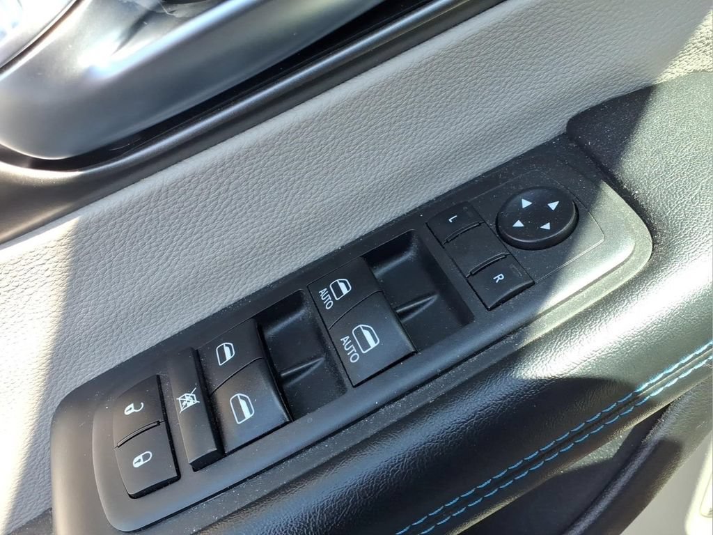 Used 2021 Chrysler Pacifica Touring-L FWD image 17