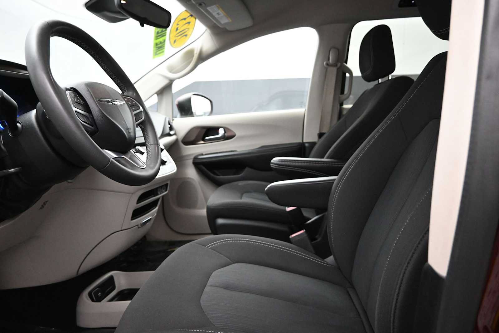 Used 2023 Chrysler Voyager LX FWD image 23