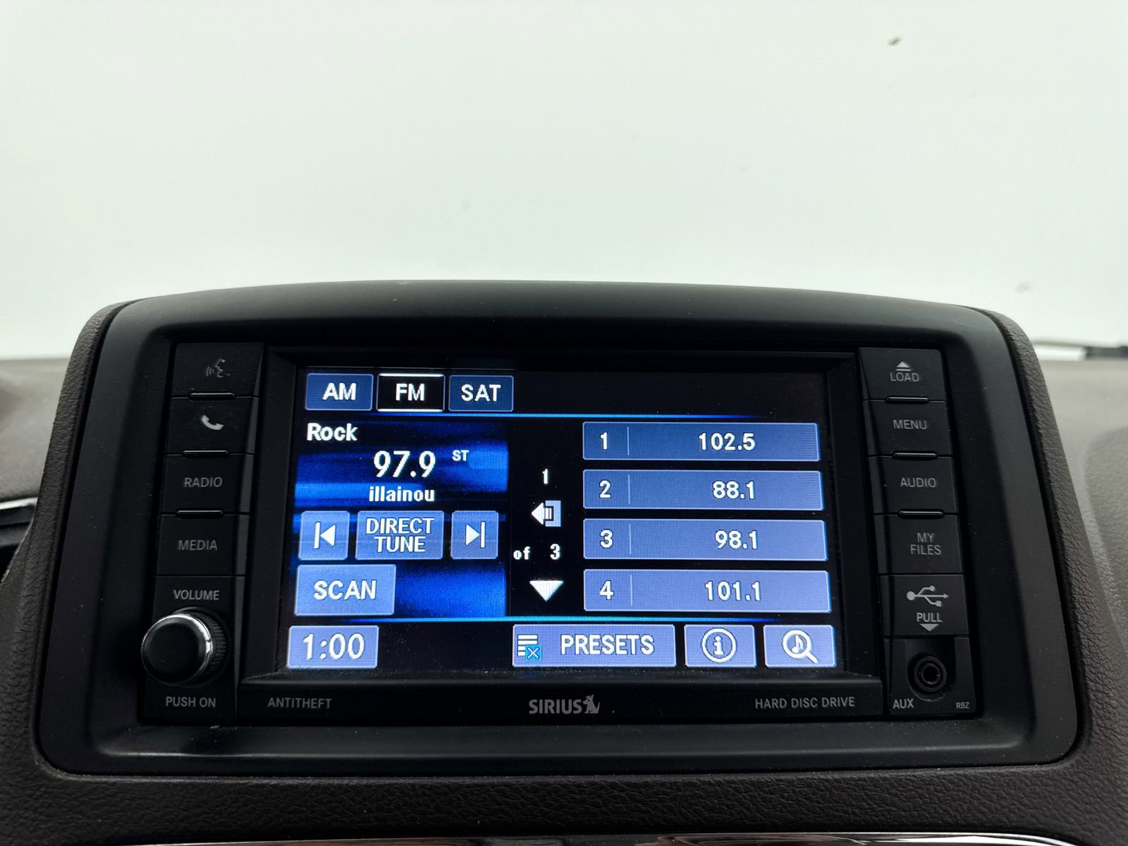 Used 2013 Chrysler Town & Country Touring FWD image 4