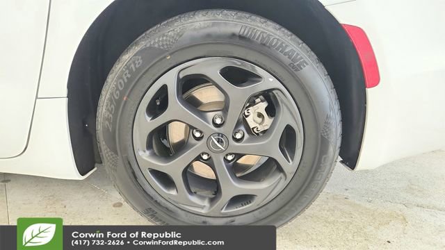 Used 2024 Chrysler Pacifica Select image 26