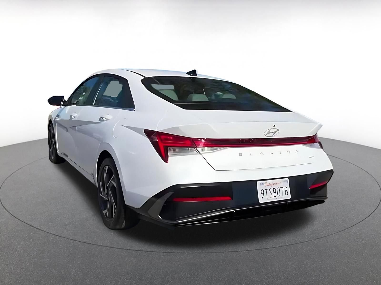 Used 2025 Hyundai Elantra Limited image 11