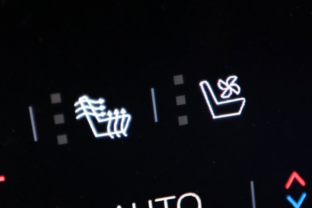 Used 2025 GMC Yukon AT4 Ultimate w/ LPO, Illumination Package image 31