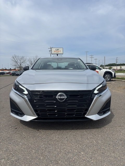 Used 2024 Nissan Altima 2.5 SV image 2