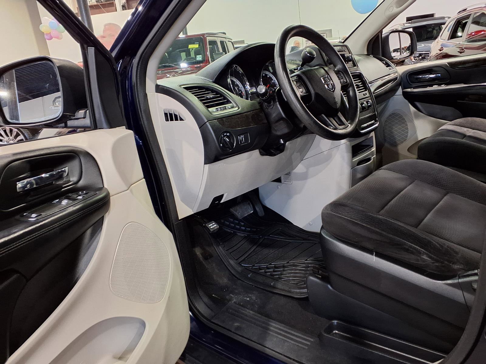 Used 2014 Dodge Grand Caravan SE image 12