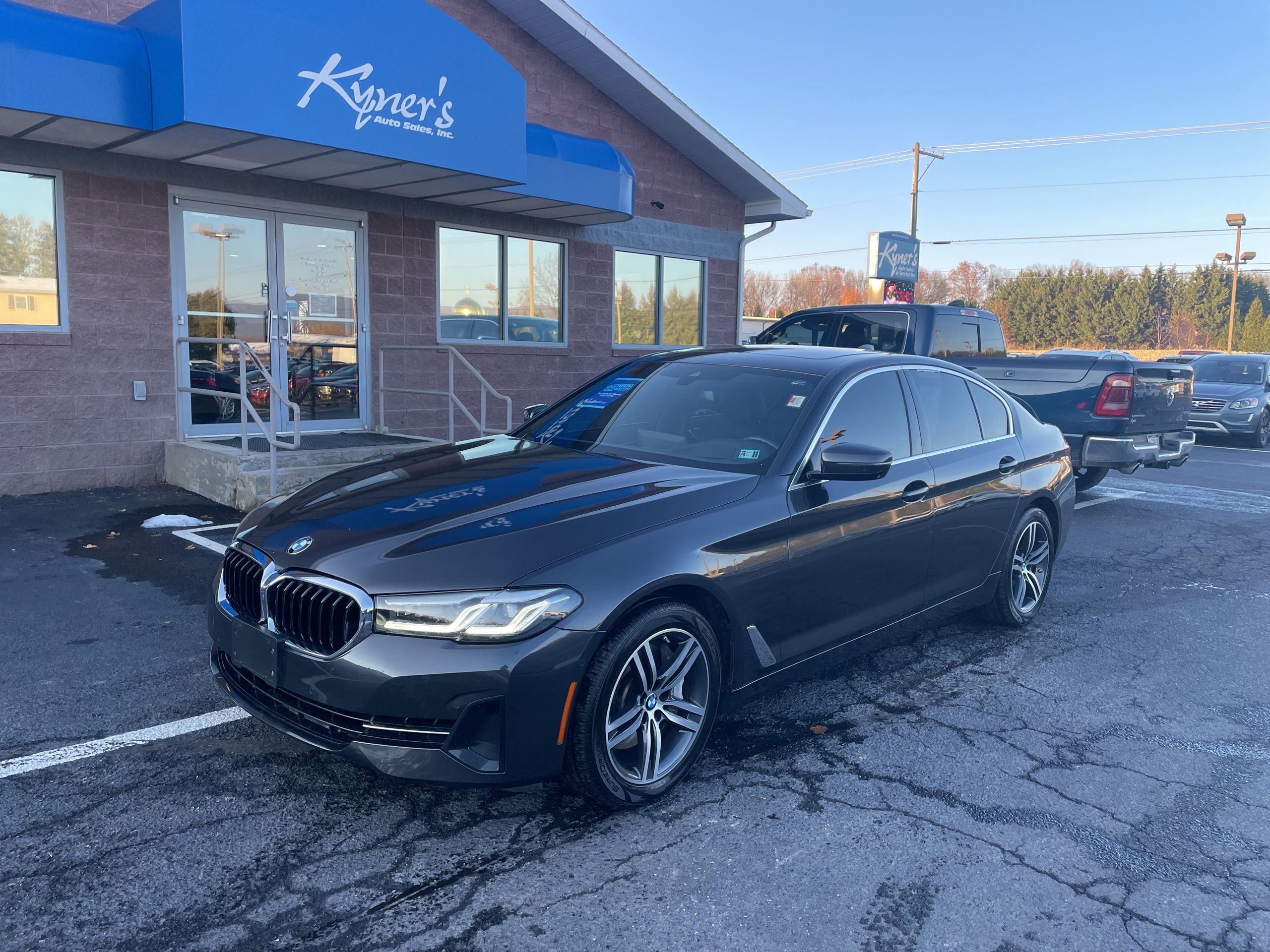 Used 2021 BMW 540i xDrive w/ Premium Package image 3