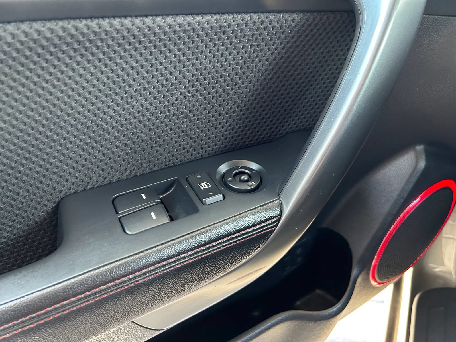 Used 2010 Kia Forte Koup SX FWD image 23