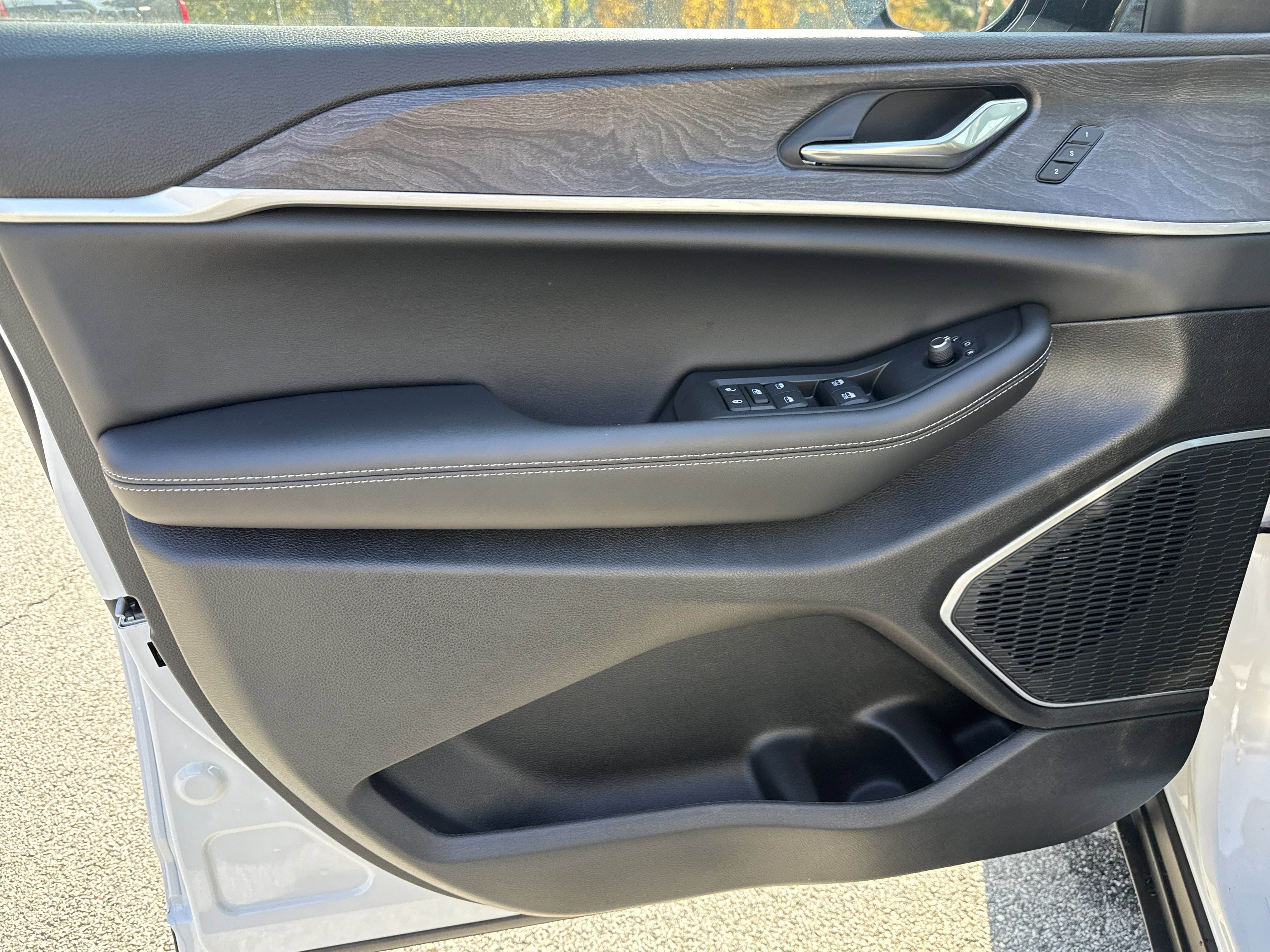 New 2025 Jeep Grand Cherokee Limited w/ Black Appearance Package image 17