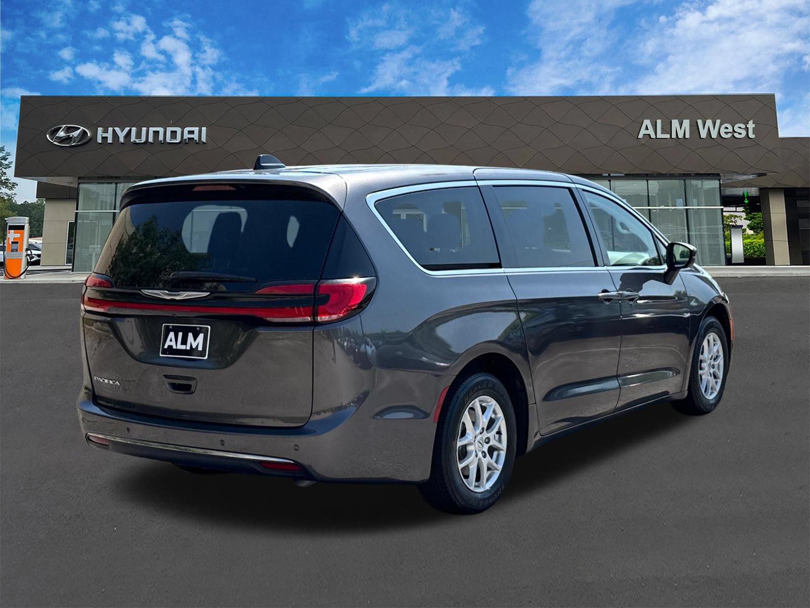 Used 2023 Chrysler Pacifica Touring-L FWD image 5
