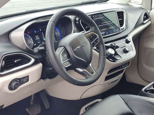Used 2024 Chrysler Pacifica Touring-L FWD image 10