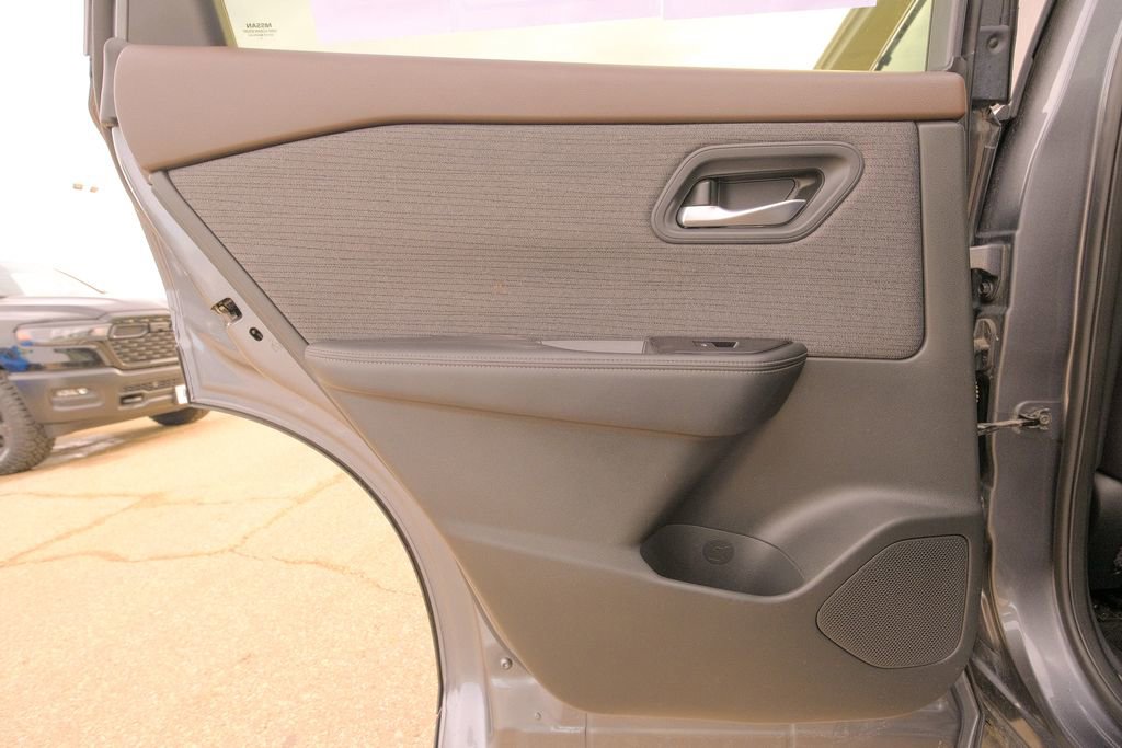 Used 2023 Nissan Rogue SV image 28