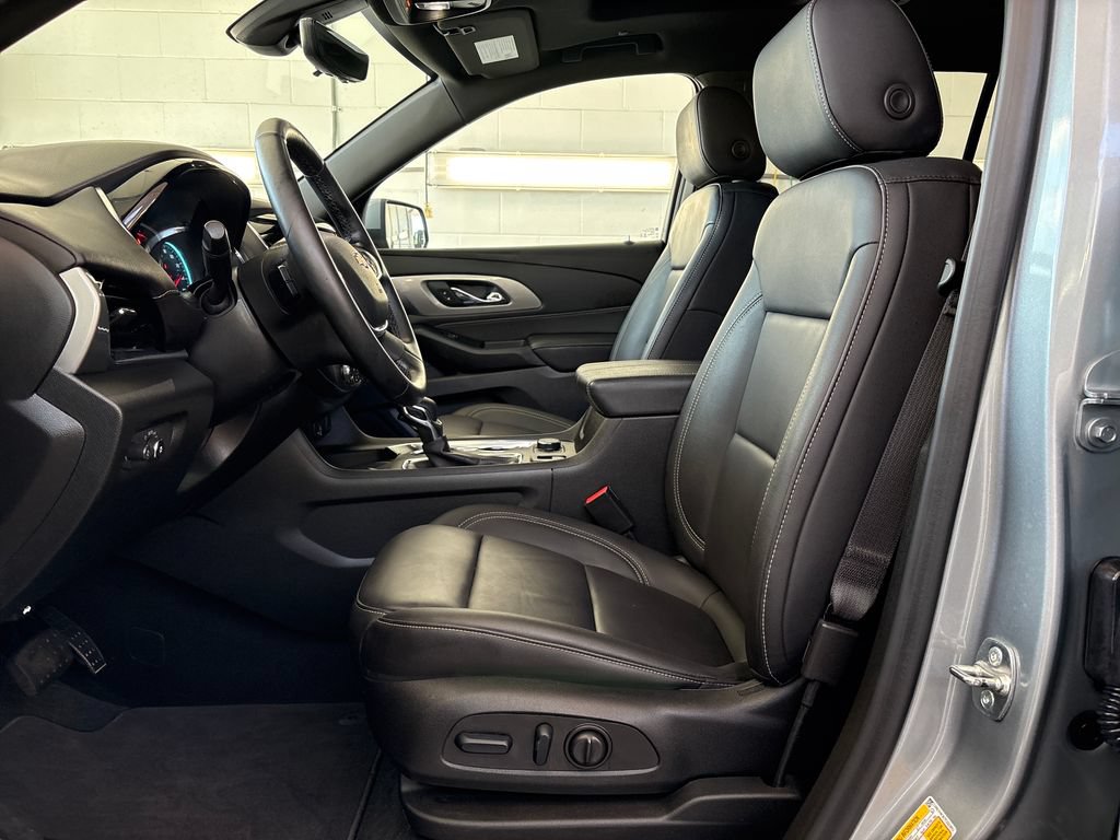 Used 2023 Chevrolet Traverse LT w/ LT Premium Package AWD/4WD image 13