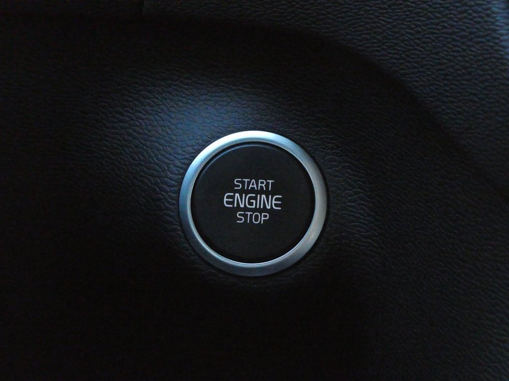 Used 2024 Volvo XC40 B5 Plus image 9