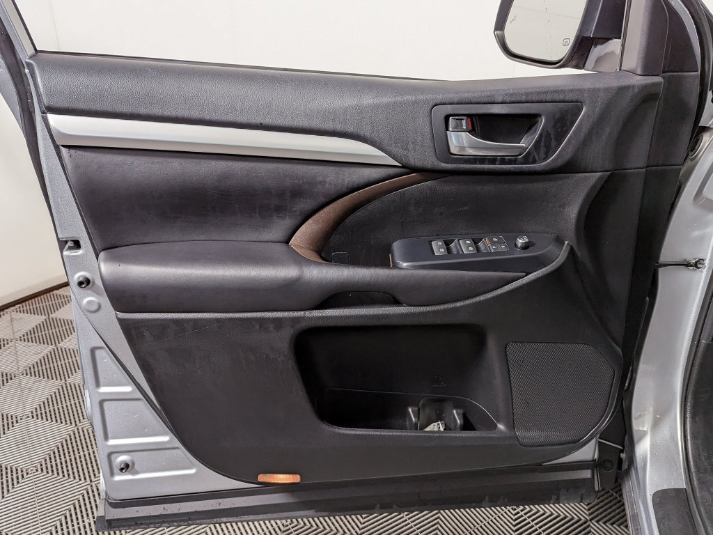 Used 2019 Toyota Highlander XLE AWD/4WD image 13