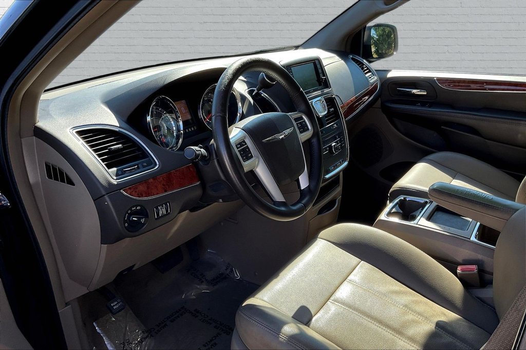 Used 2015 Chrysler Town & Country Touring FWD image 16