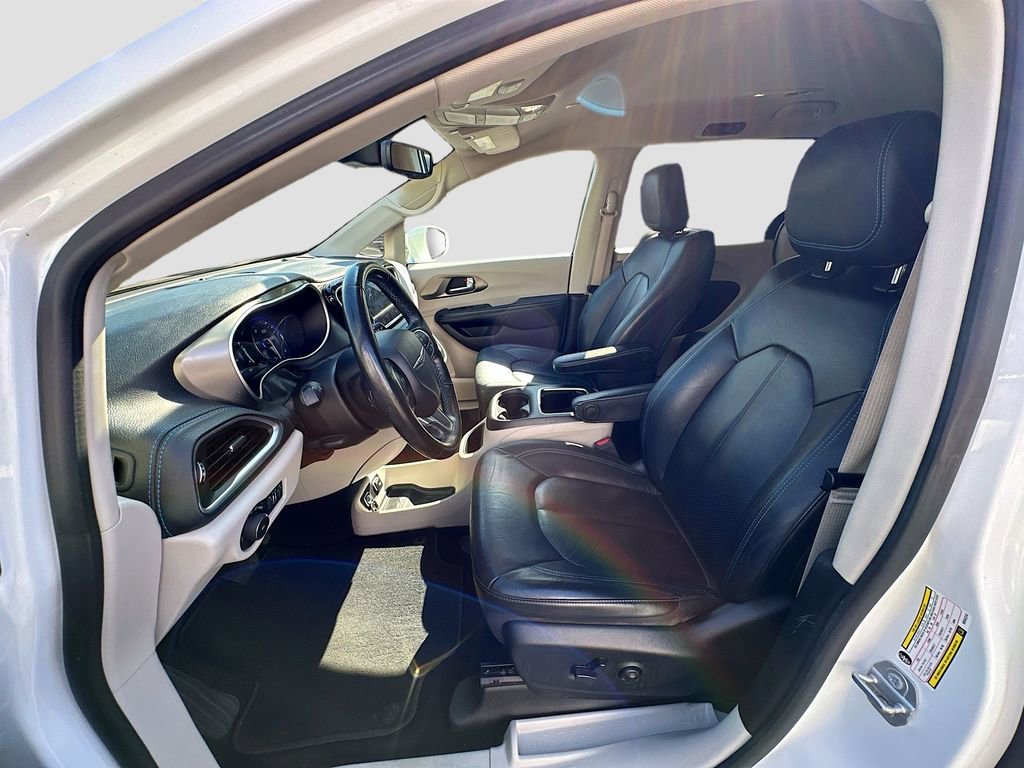 Used 2021 Chrysler Pacifica Touring-L image 21