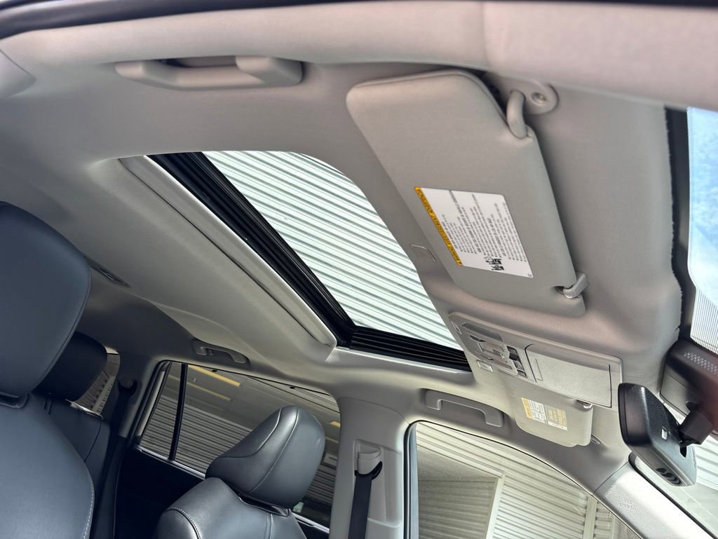 Used 2025 Toyota Highlander XLE FWD image 18