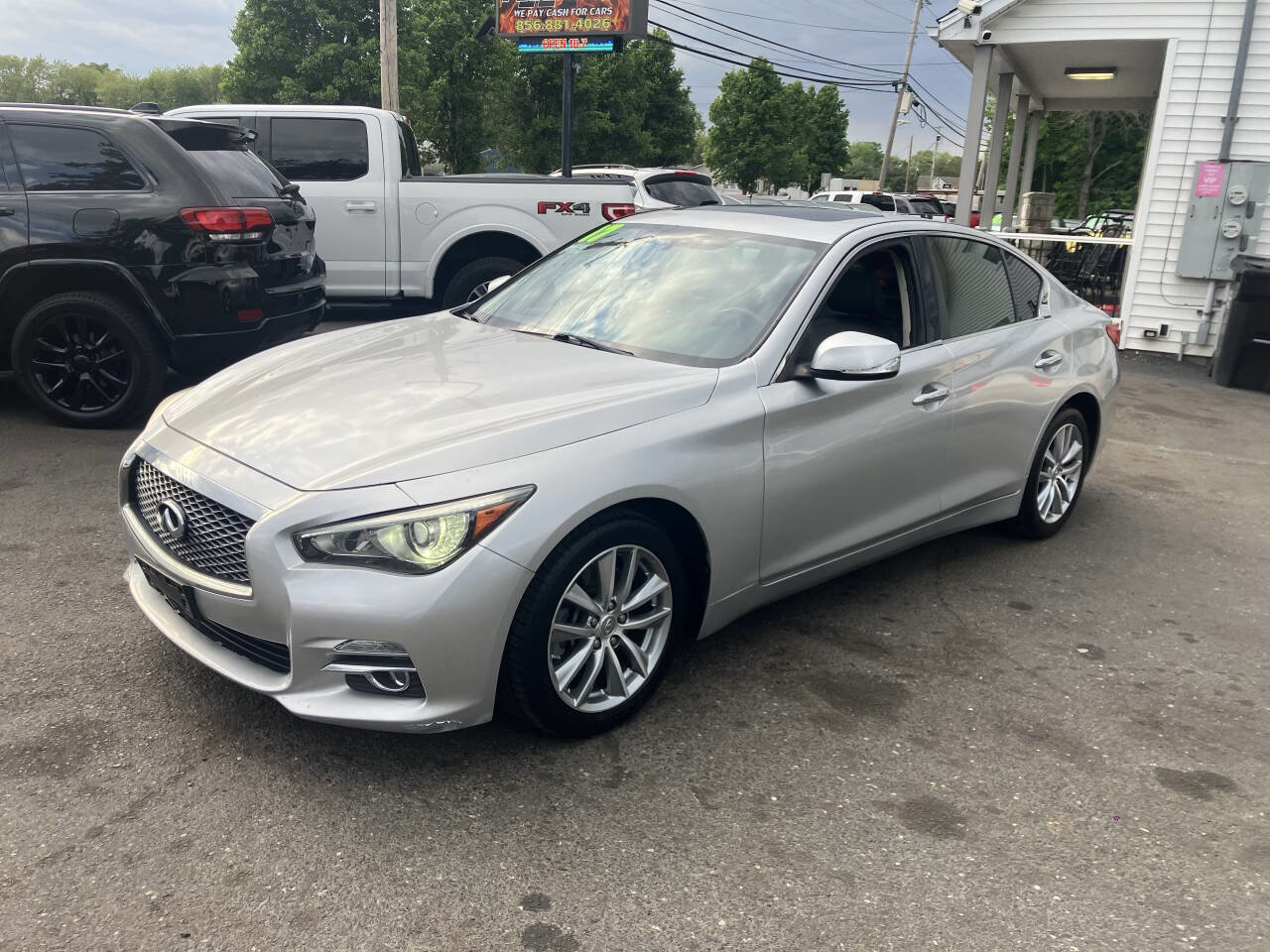 Used 2017 INFINITI Q50 2.0t w/ Moonroof Package RWD image 2