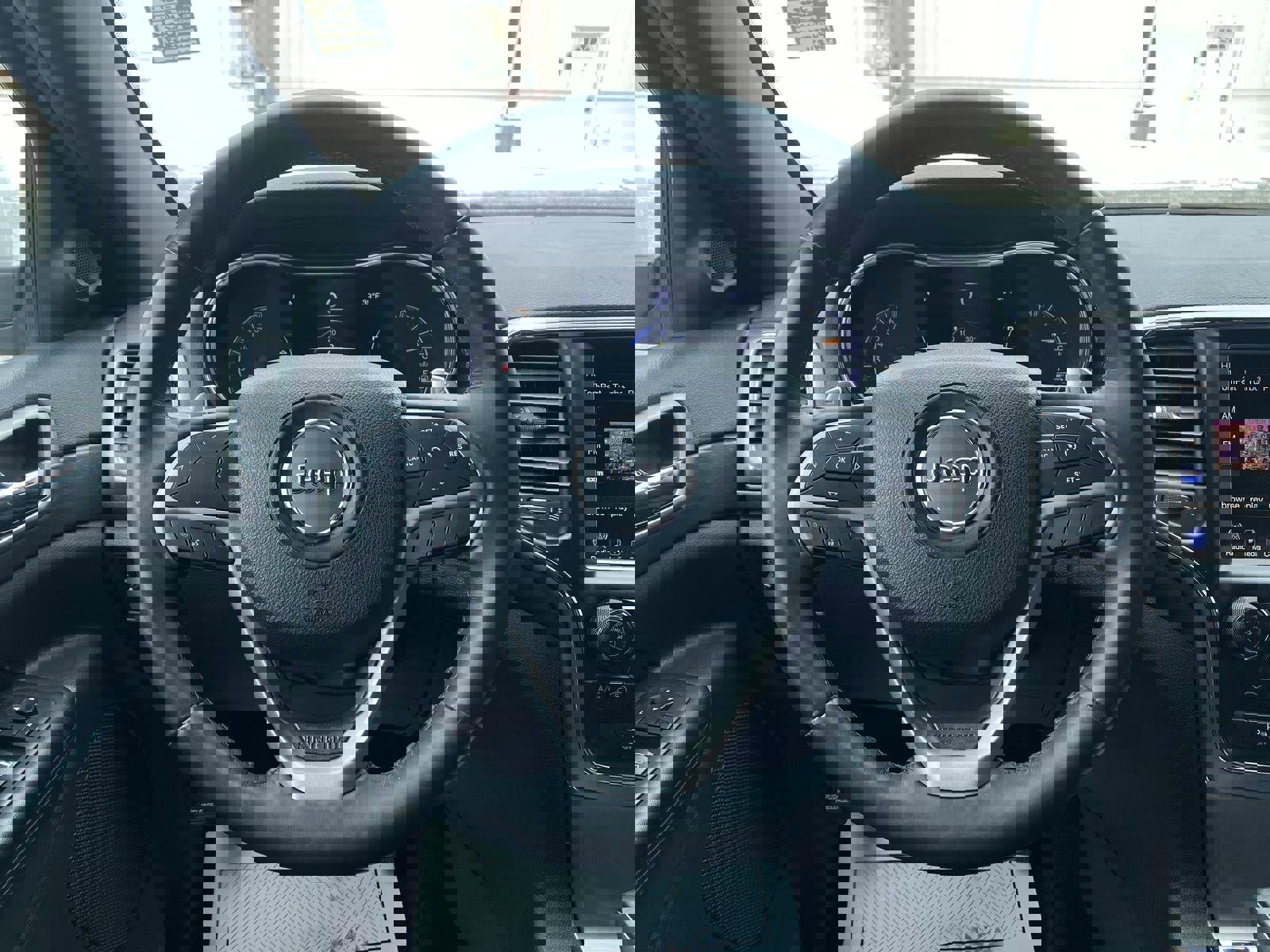 Used 2017 Jeep Grand Cherokee Altitude image 2