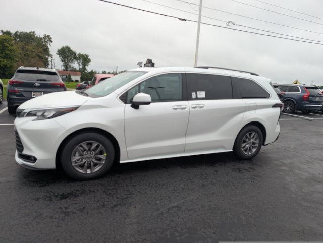 New 2026 Toyota Sienna XLE FWD image 4