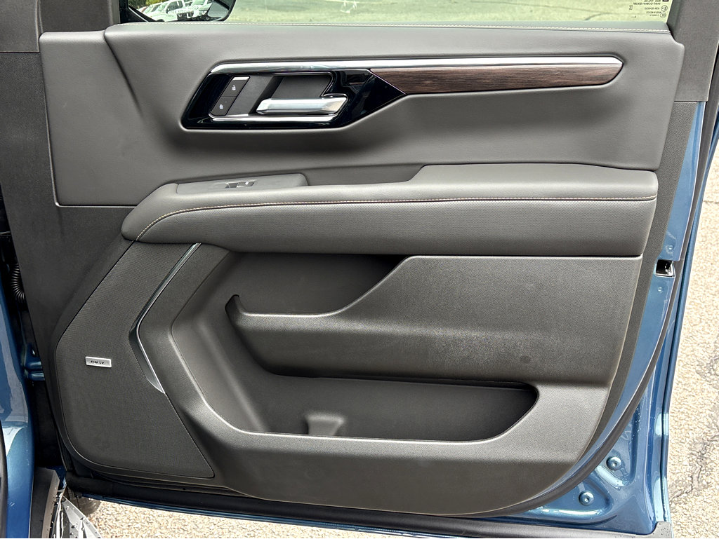 New 2026 Chevrolet Suburban Premier image 12