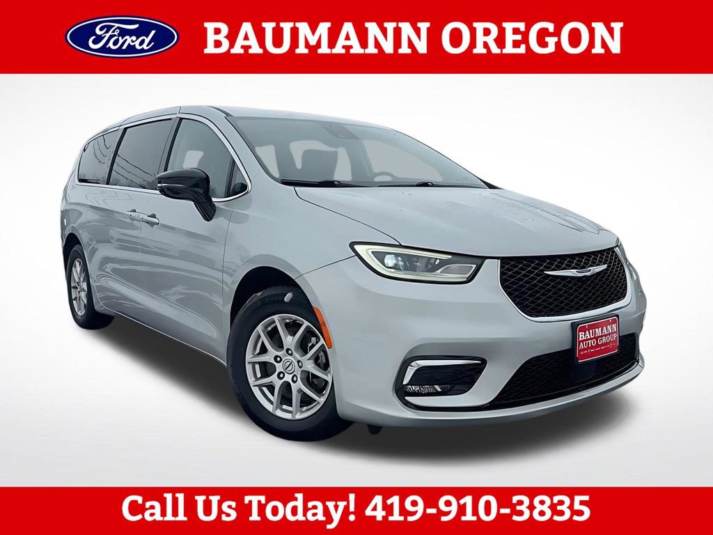 Used 2024 Chrysler Pacifica Touring-L FWD image 4