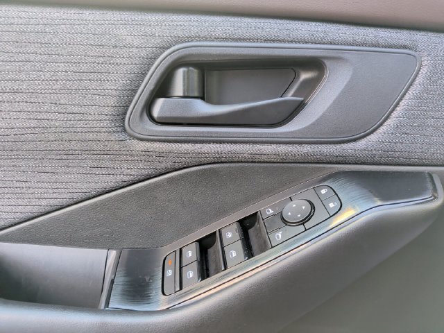 Used 2023 Nissan Rogue S FWD image 13