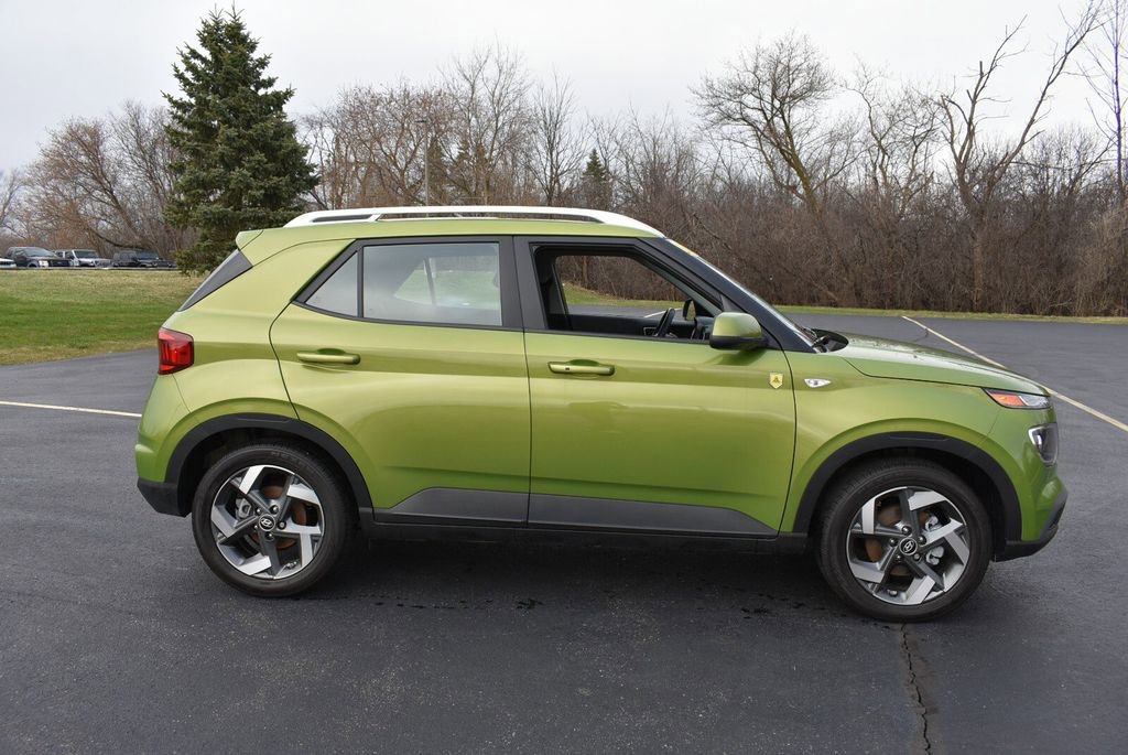 Used 2024 Hyundai Venue SEL FWD image 4