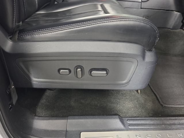 Used 2017 Lincoln Navigator Select AWD/4WD image 32