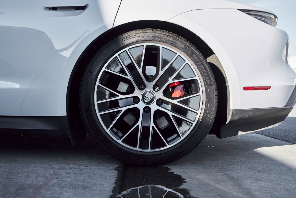 Used 2023 Porsche Taycan 4S w/ Premium Package image 18