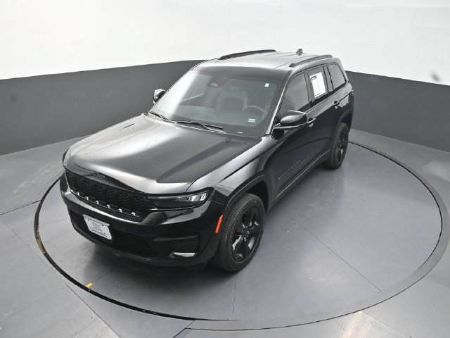 Used 2025 Jeep Grand Cherokee Altitude AWD/4WD image 14