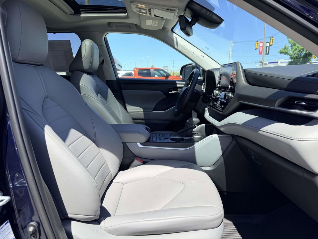 Used 2021 Toyota Highlander XLE image 14