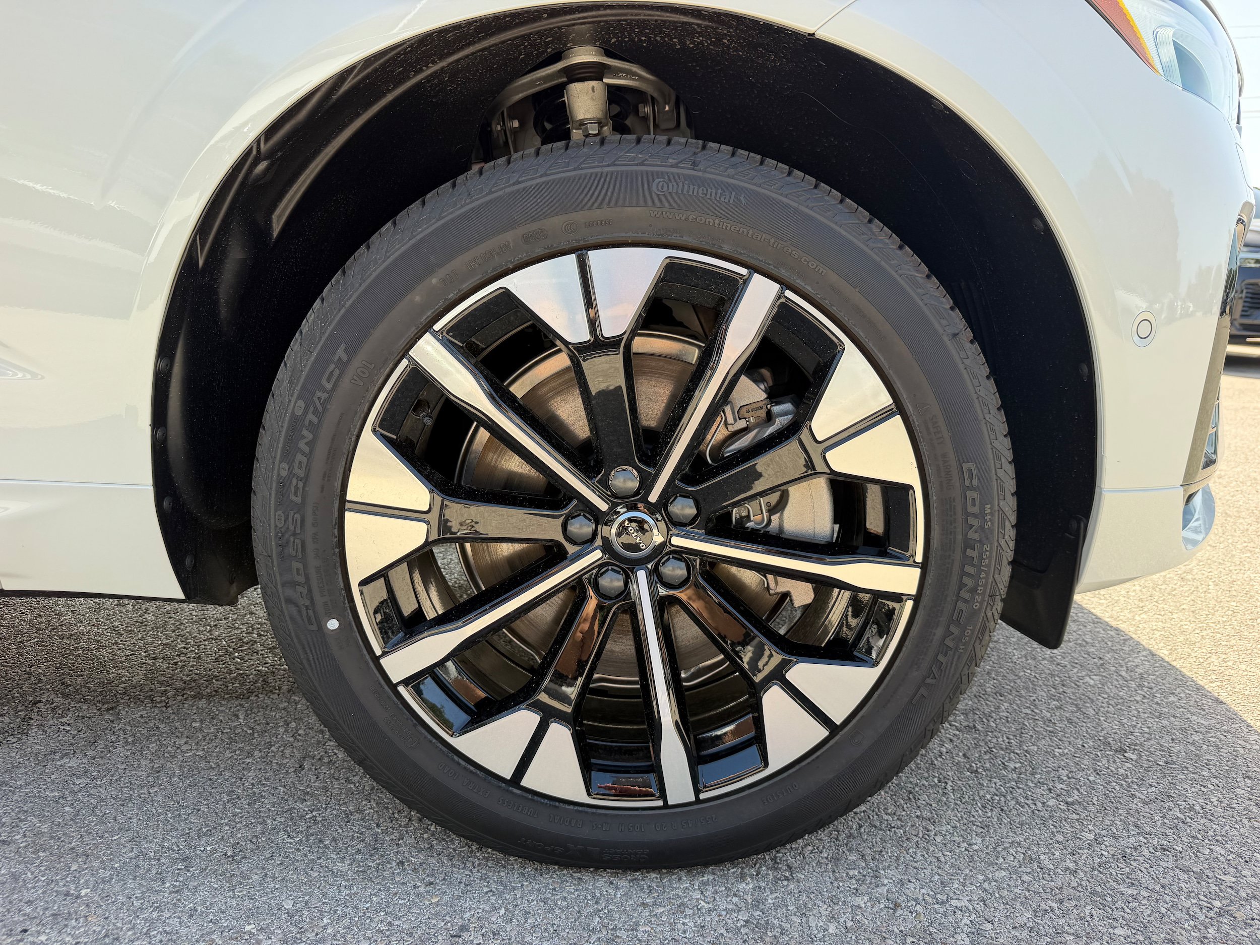 New 2026 Volvo XC60 T8 Plus w/ Protection Package Premier AWD/4WD image 7