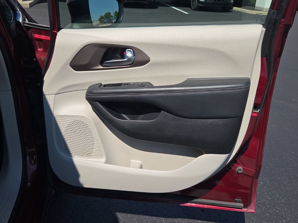 Used 2023 Chrysler Voyager LX FWD image 16