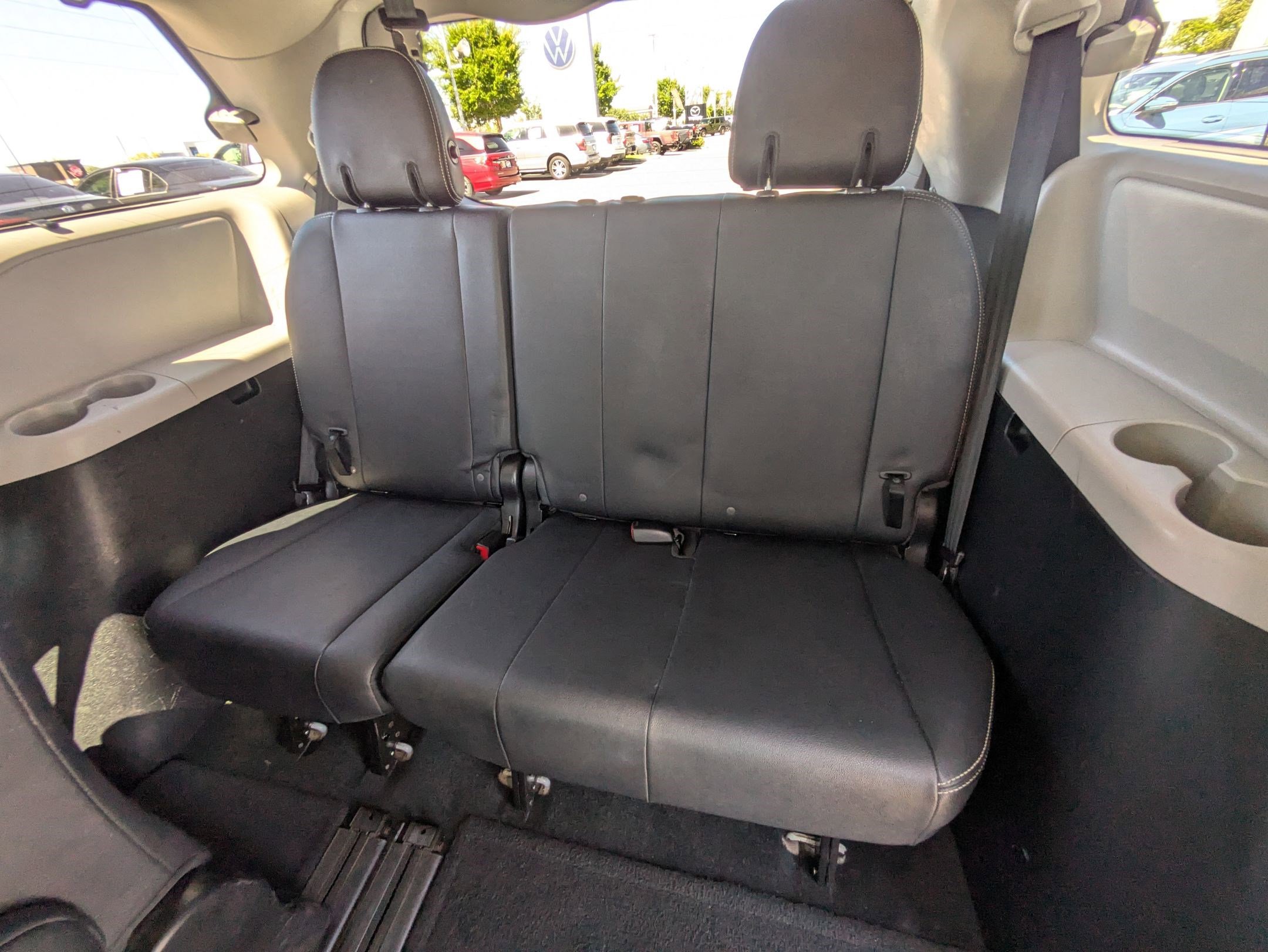 Used 2018 Toyota Sienna SE FWD image 28