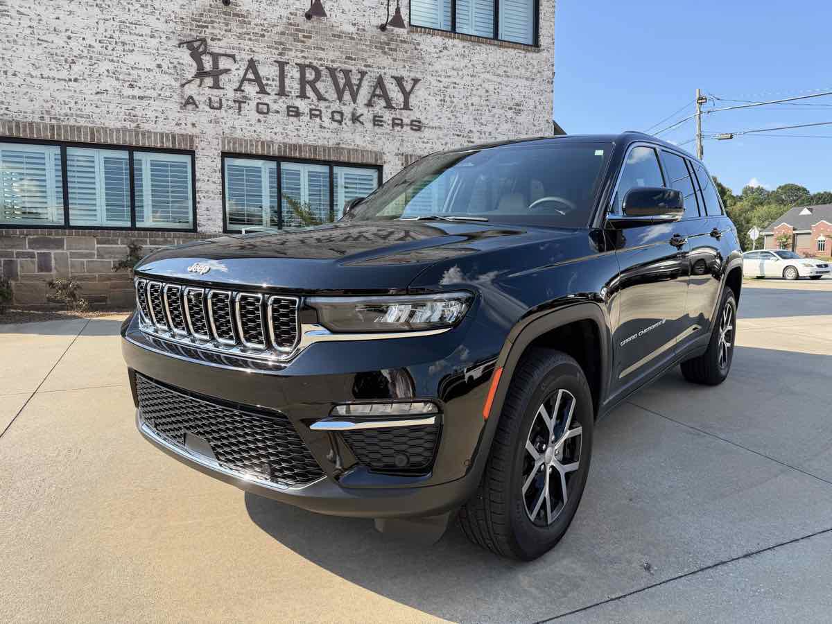 Used 2025 Jeep Grand Cherokee Limited w/ Luxury Tech Group II AWD/4WD image 2