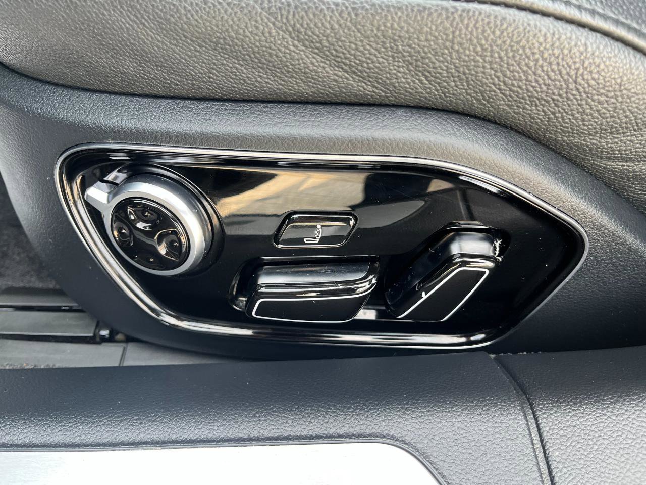 Used 2015 Audi A8 L TDI w/ Premium Package image 39