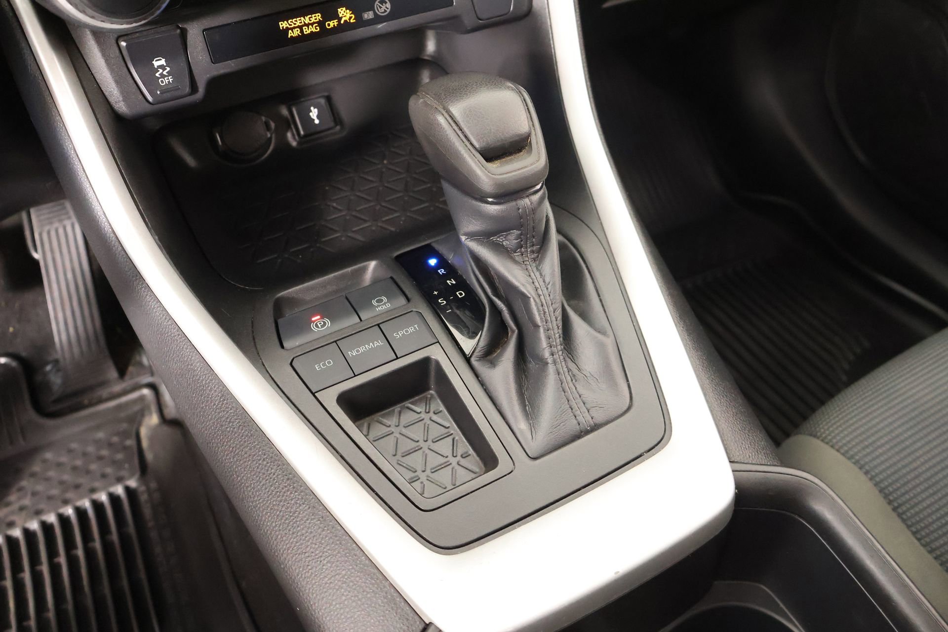 Used 2022 Toyota RAV4 LE image 7