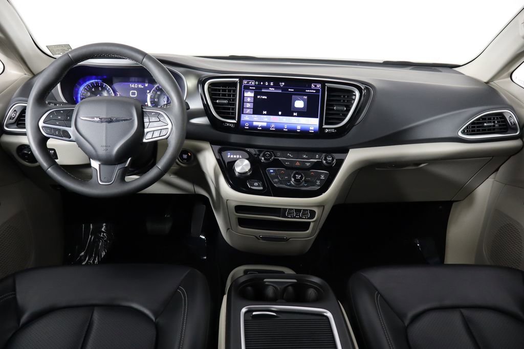 Used 2023 Chrysler Pacifica Touring-L image 13