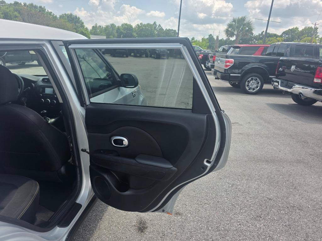 Used 2016 Kia Soul + FWD image 12