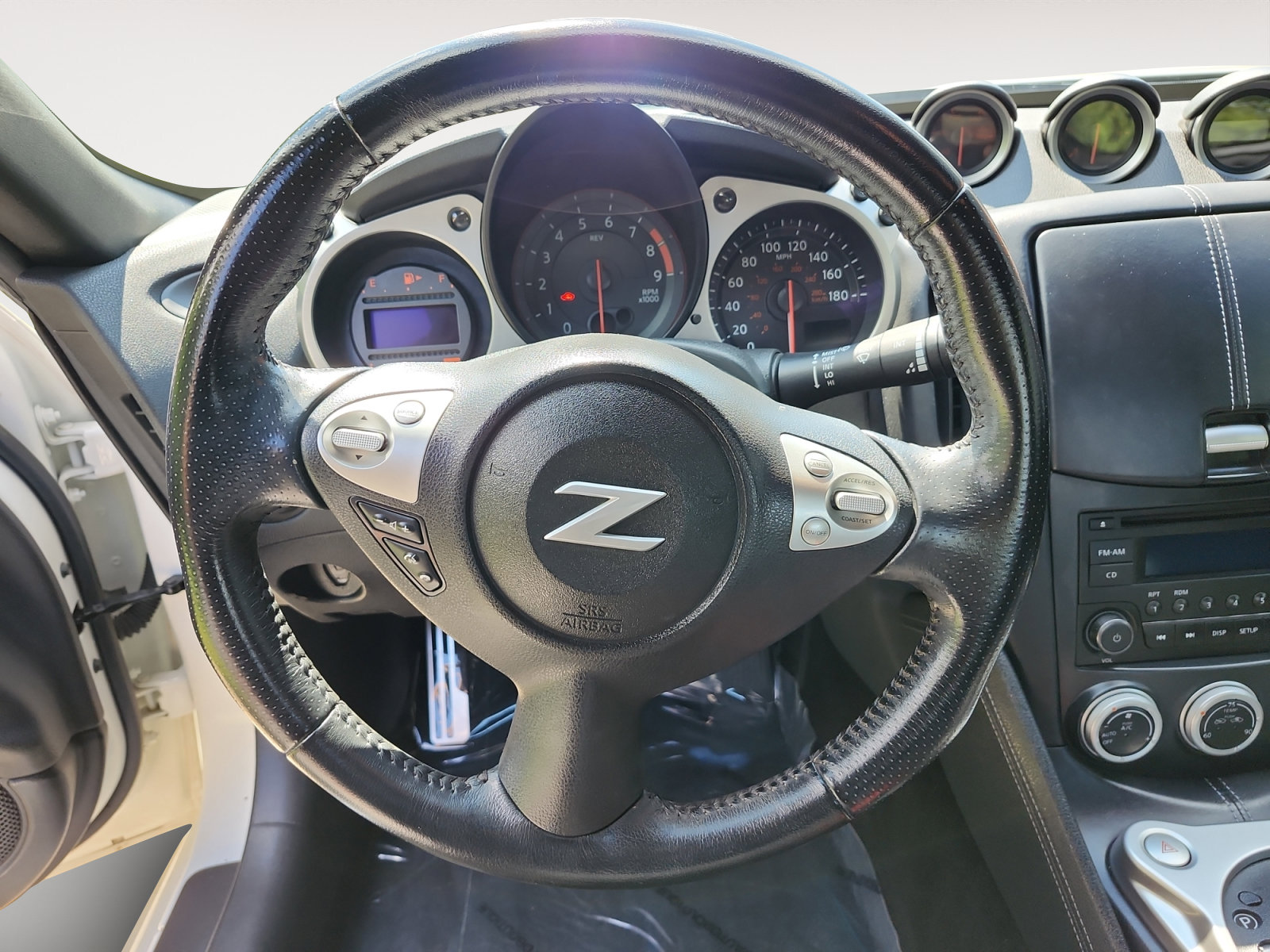 Used 2015 Nissan 370Z Coupe RWD image 12