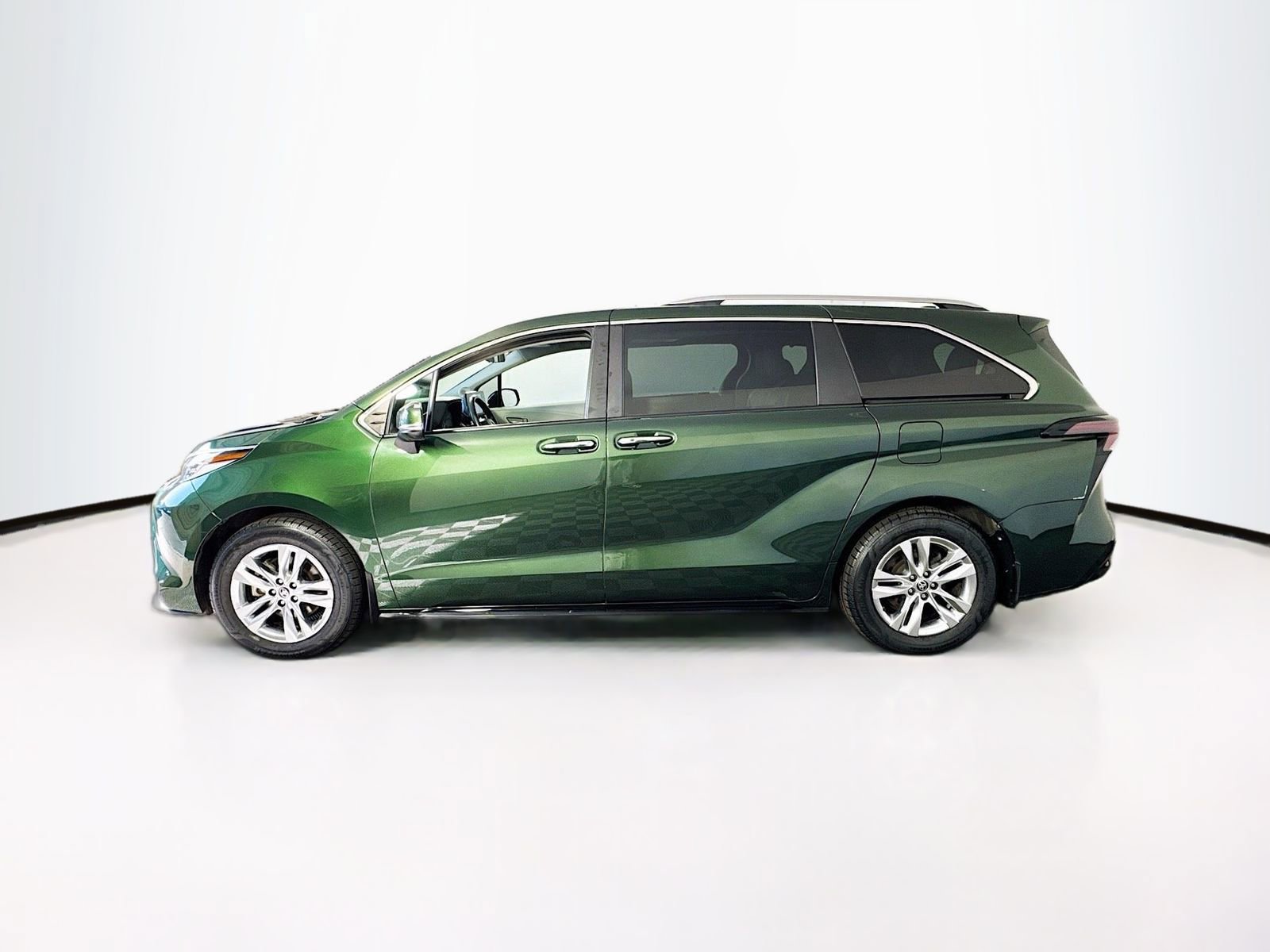 Used 2023 Toyota Sienna Limited AWD/4WD image 4