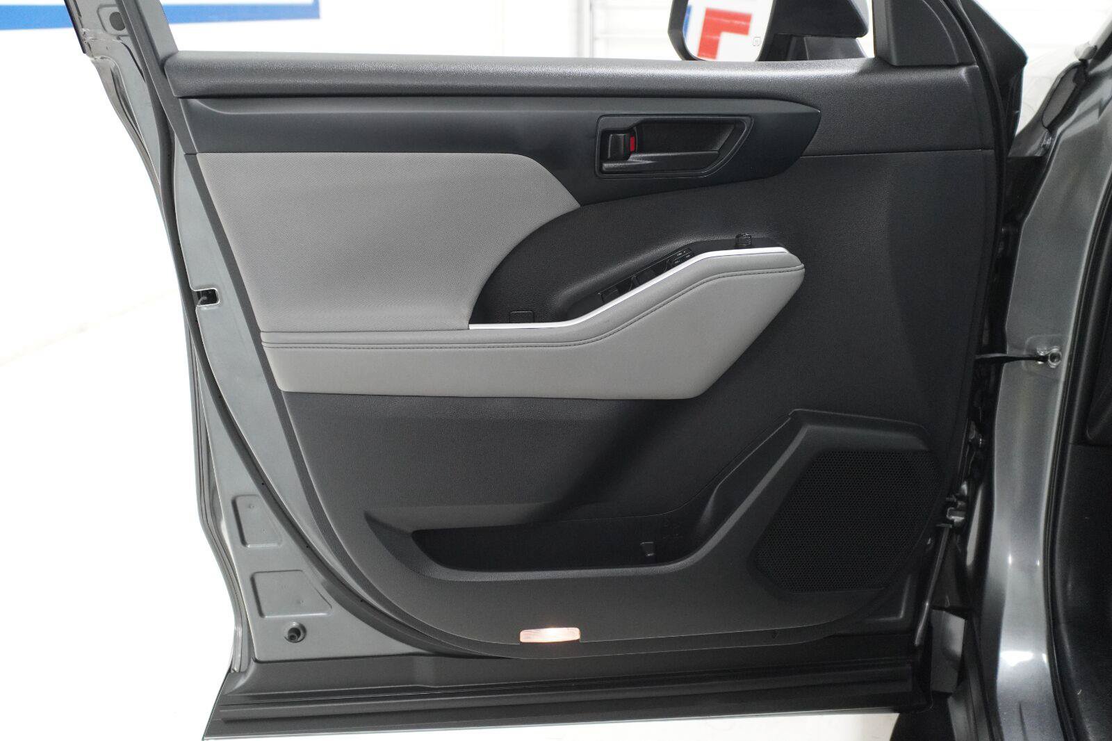 Used 2022 Toyota Highlander L FWD image 20