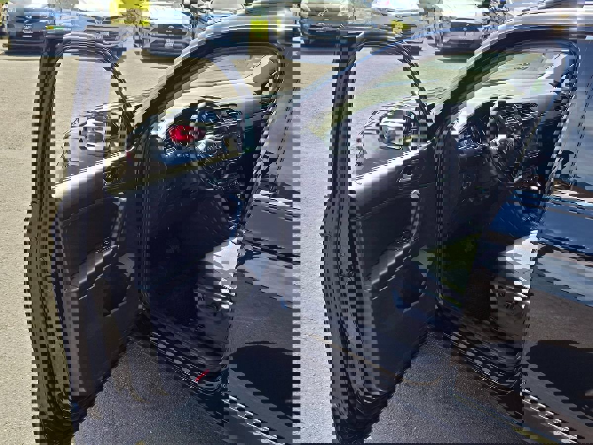 Used 2020 Volkswagen Tiguan SE w/ Panoramic Sunroof Package image 44