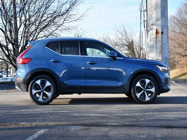 Certified 2025 Volvo XC40 B5 Plus AWD/4WD image 8
