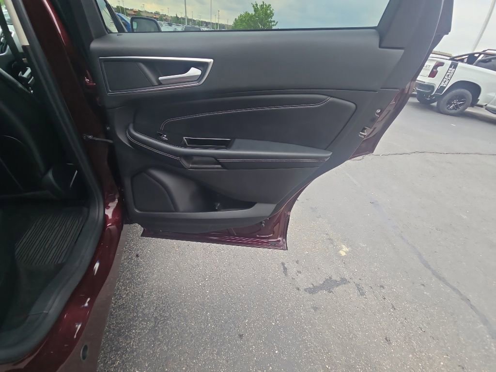 Used 2018 Ford Edge Titanium w/ Equipment Group 302A AWD/4WD image 29
